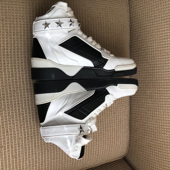 Givenchy Men's White/Black Leather Tyson Star High-top Sneakers - Picture 7 of 11